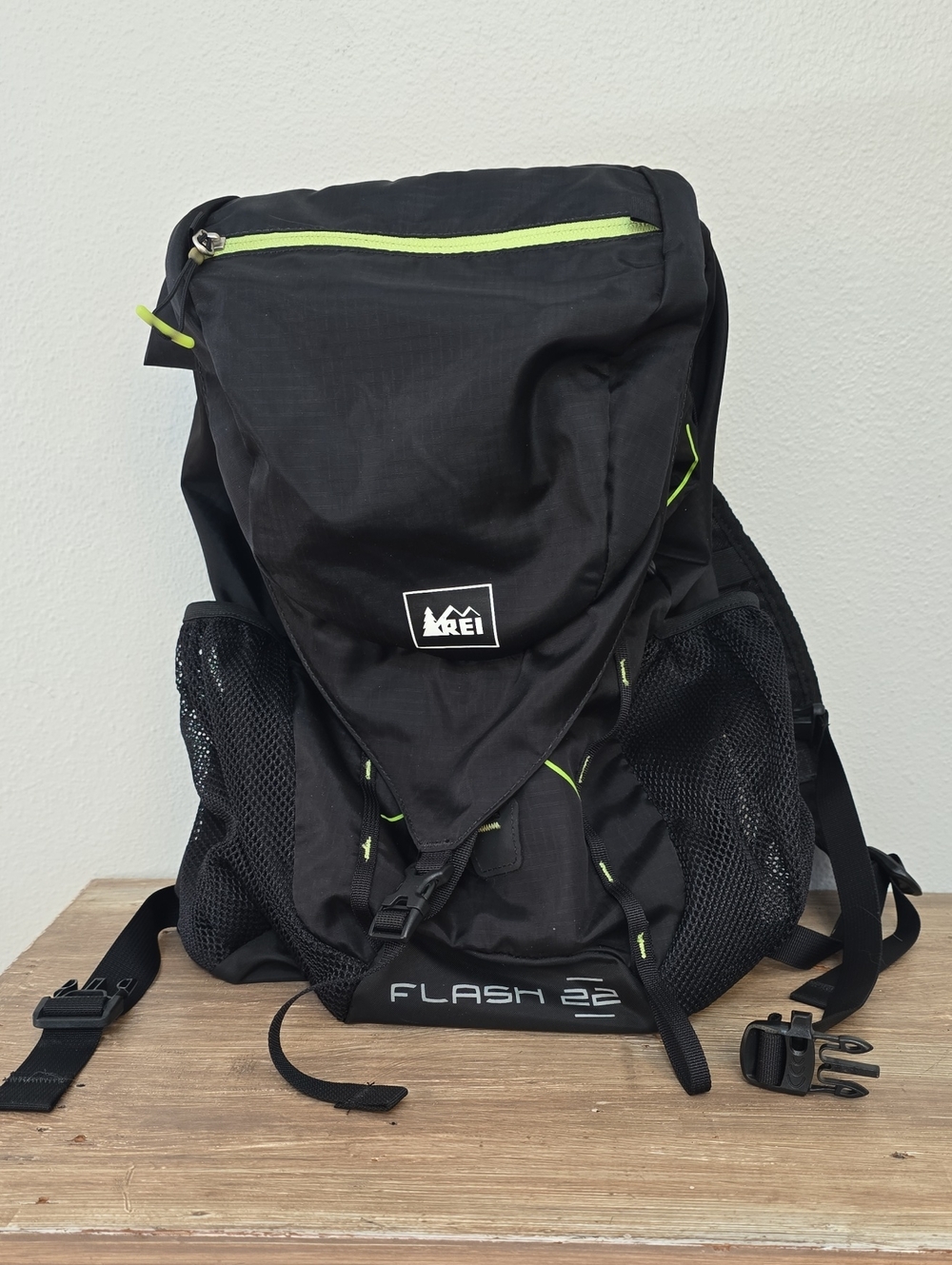 Unisex REI Black/Green Flash 22 Pack
